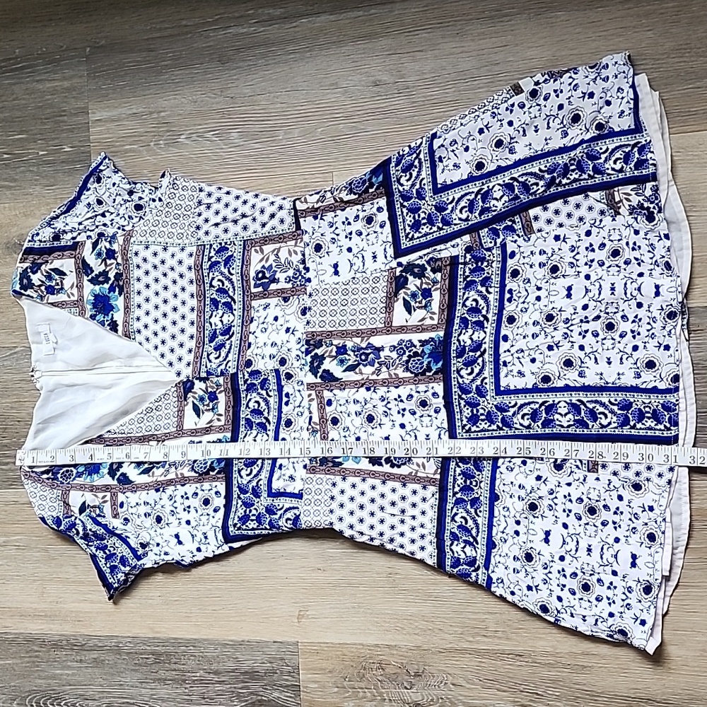 Elegant Blue and White Patterned Dress - Picture 6 of 13
